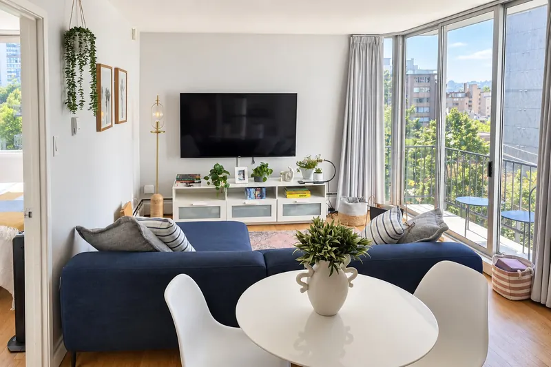 Braeview Manor #801: Living room